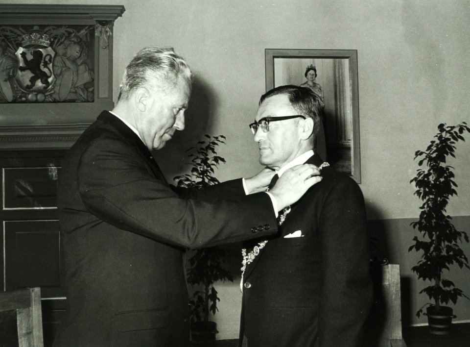 V.l.n.r. Geluk, loco-burgemeester D.J.A. Gou, burgemeester Mr. Dr. L. de, NL-HlmNHA 5400463875