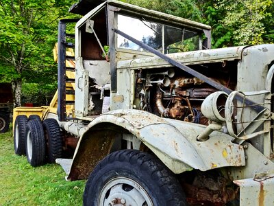 Engine transport machine