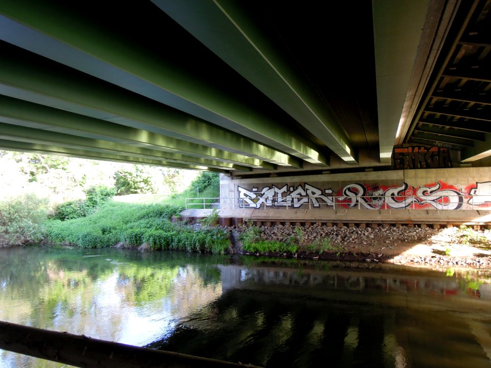 Untersicht BAB 9 Brücke über die Weiße Elster mit Fahrtrichtung Nord links im Bild im Mai 2019