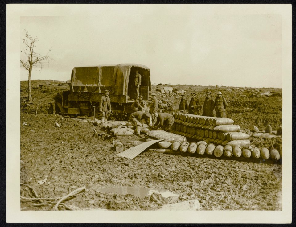 Unloading big gun ammunition, Bestanddeelnr 158-0971