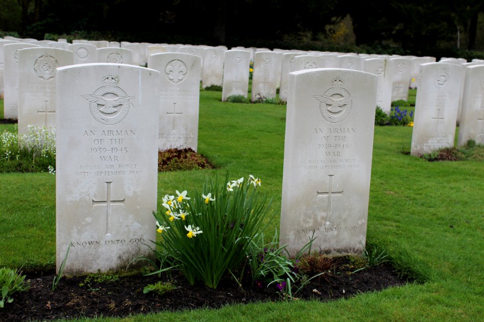 Unknown British airmen of WWII - Hamburg CWGC