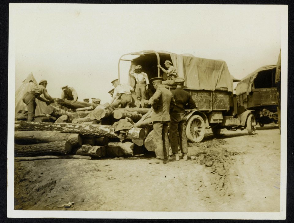Unloading great bulks of timber to be used as props, Bestanddeelnr 158-0888