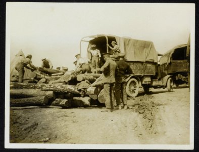 Unloading great bulks of timber to be used as props, Bestanddeelnr 158-0888