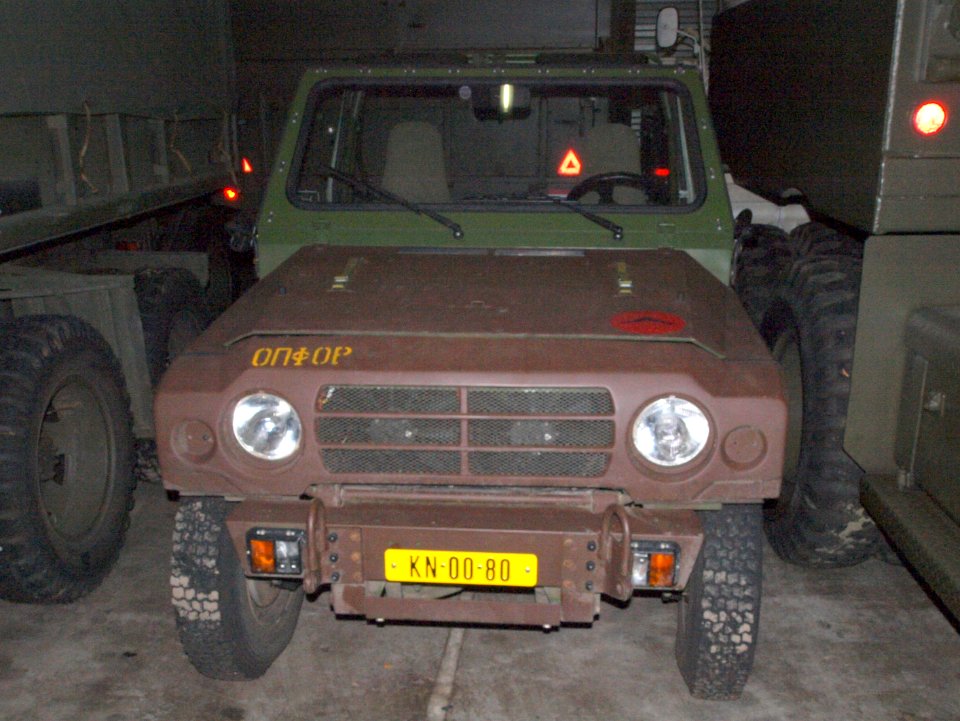 Unknown car KN-00-80 used for tests under helicopter