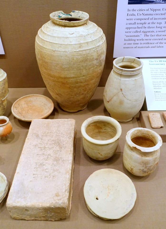 Ur III pottery - Oriental Institute Museum, University of Chicago - DSC06984