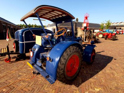 Unknown old blue tracktor pic1