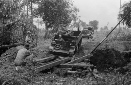 Universal Carrier passeert een geimproviseerde brug, Bestanddeelnr 368-1-3