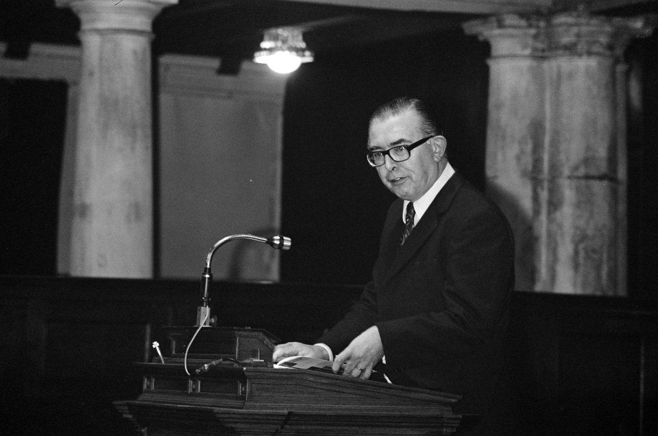 Universiteitsdag in Amsterdam in aula, mr Cammelbeeck spreekt, Bestanddeelnr 926-7599