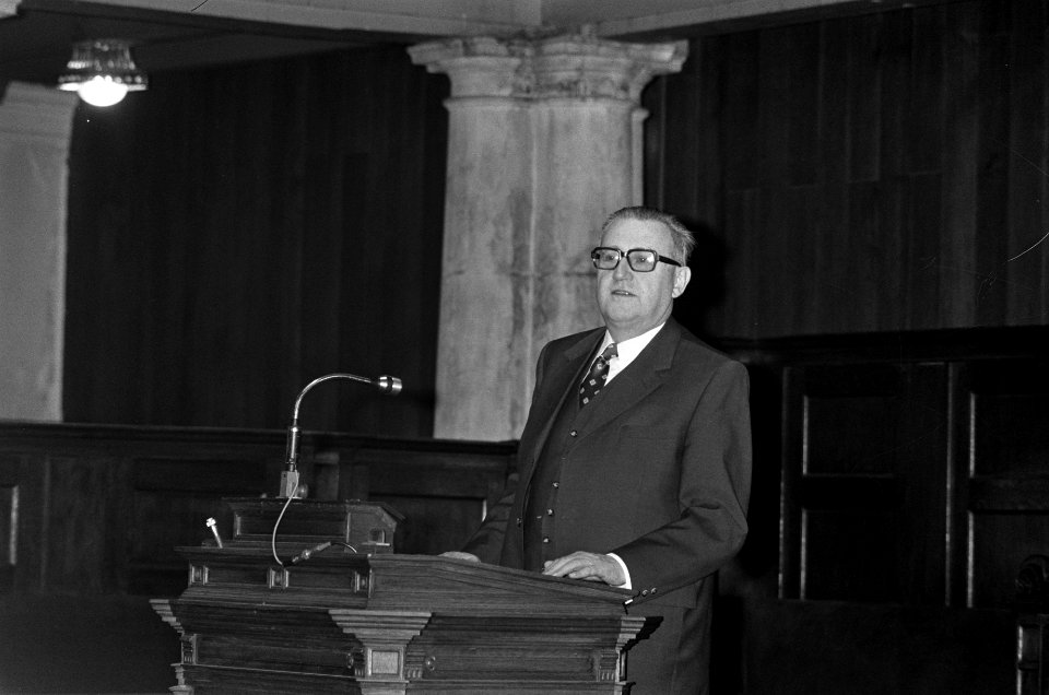 Universiteitsdag in Amsterdam in aula, GU-Rector-Magnific De Froe spreekt, Bestanddeelnr 926-7598