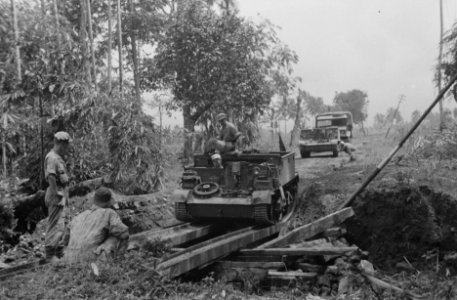 Universal Carrier passeert een geimproviseerde brug, Bestanddeelnr 368-1-4