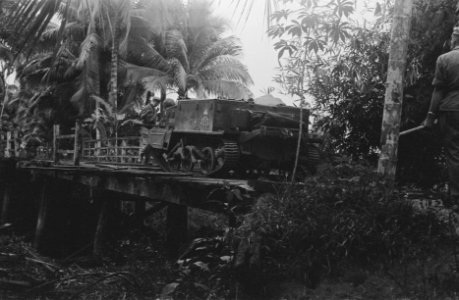 Universal Carrier op een kleine brug, Bestanddeelnr 348-1-5