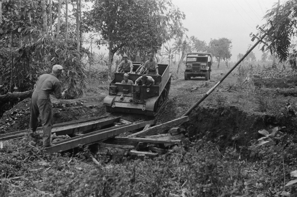 Universal Carrier passeert een geimproviseerde brug, Bestanddeelnr 368-1-5