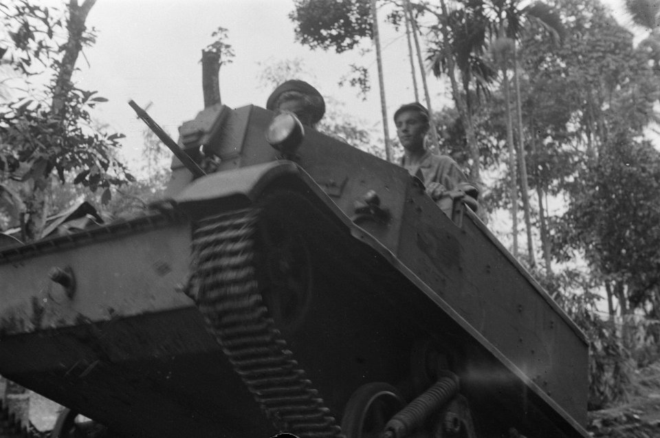 Universal Carrier passeert een geimproviseerde brug, Bestanddeelnr 368-1-6
