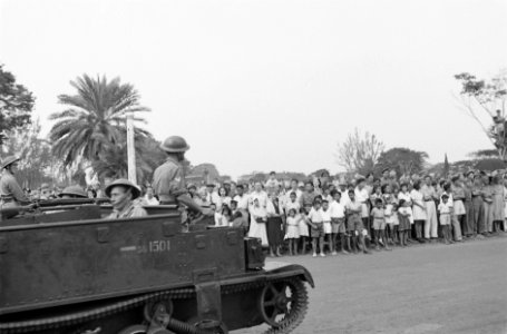 Universal carrier rijdt langs publiek, Bestanddeelnr 248-5-3