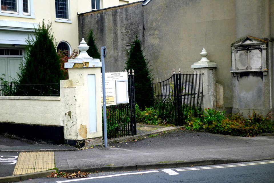United Reformed Church, Piers and Railings