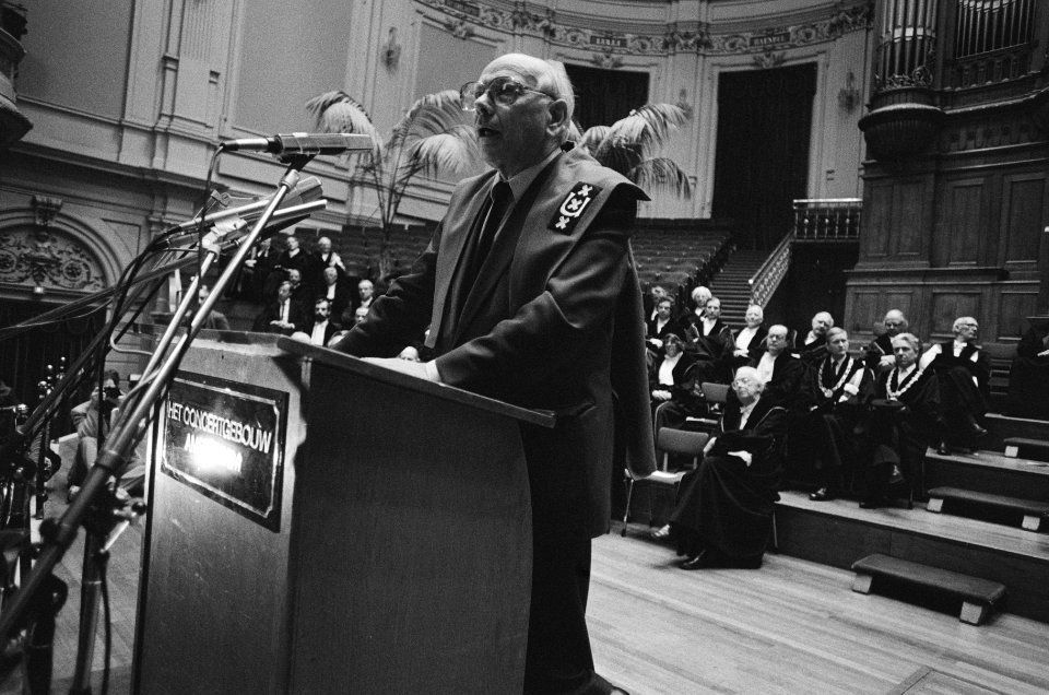 Universiteit van Amsterdam reikt eredoctoraat uit aan drs. J. M. den Uyl in het , Bestanddeelnr 933-1952