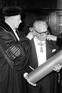 Universiteit van Amsterdam verleent eredoctoraat, prof Wiegersma hangt E Langu, Bestanddeelnr 925-2973