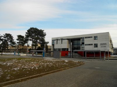 Université Michel de Montaigne Bordeaux III - Bâtiment d'accueil et arrêt de tram - 02-2012