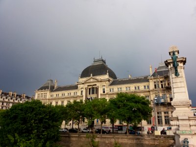 Université Lyon 3 - Bâtiment principal vu depuis le pont de l'Université