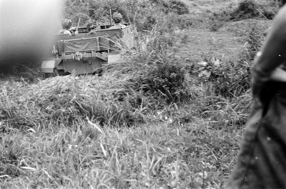 Universal carrier in actie, Bestanddeelnr 251-4-2