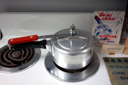 Universal Minute-Saver Pressure Cooker - New Britain Industrial Museum - DSC09870