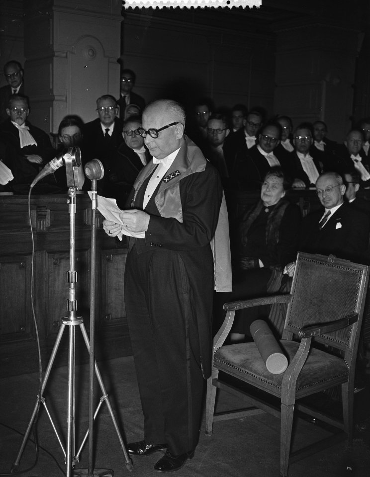 Universiteit van Amsterdam geeft eredoctoraat aan Adriaan Pelt (achter microfoon, Bestanddeelnr 907-5321