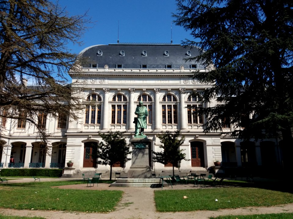Université Lyon 2 - Bâtiment et statue de Claude Bernard
