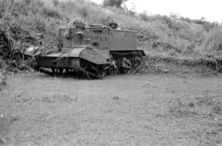 Universal carrier in actie, Bestanddeelnr 251-4-4
