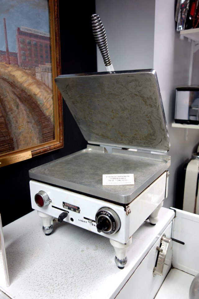 Universal Commercial Sandwich Grill, No. EC-75, circa 1930s - New Britain Industrial Museum - DSC09878