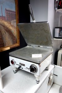 Universal Commercial Sandwich Grill, No. EC-75, circa 1930s - New Britain Industrial Museum - DSC09878