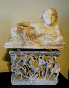 Urn lid with reclining male figure, chest with battle against the centaurs, Guarnacci 621 workshop, first quarter of the 1st century BC, inv. 13890 - Museo Gregoriano Etrusco - Vatican Museums - DSC01102
