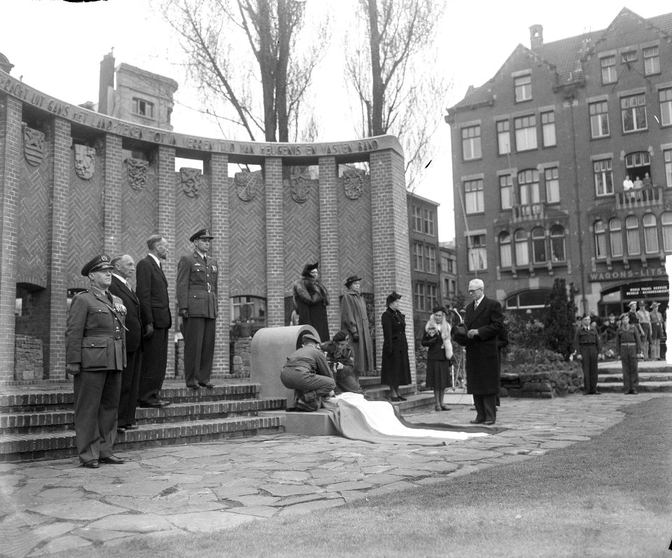 Urnbijzetting in het (tijdelijke) Nationaal Monument op de Dam, Bestanddeelnr 903-9340