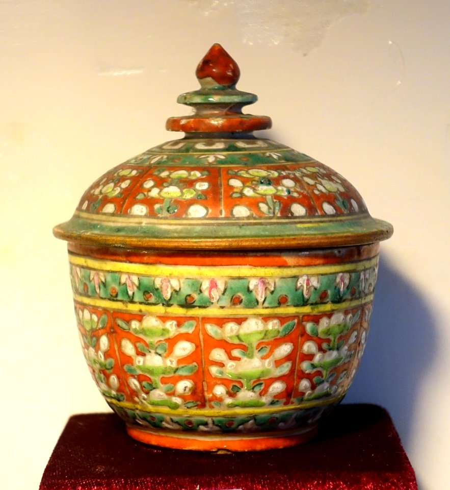 Urn from Thailand, 19th century AD, stoneware - found in Hon Dam, Kien Giang province in 1991 - Museum of Vietnamese History - Ho Chi Minh City - DSC05877
