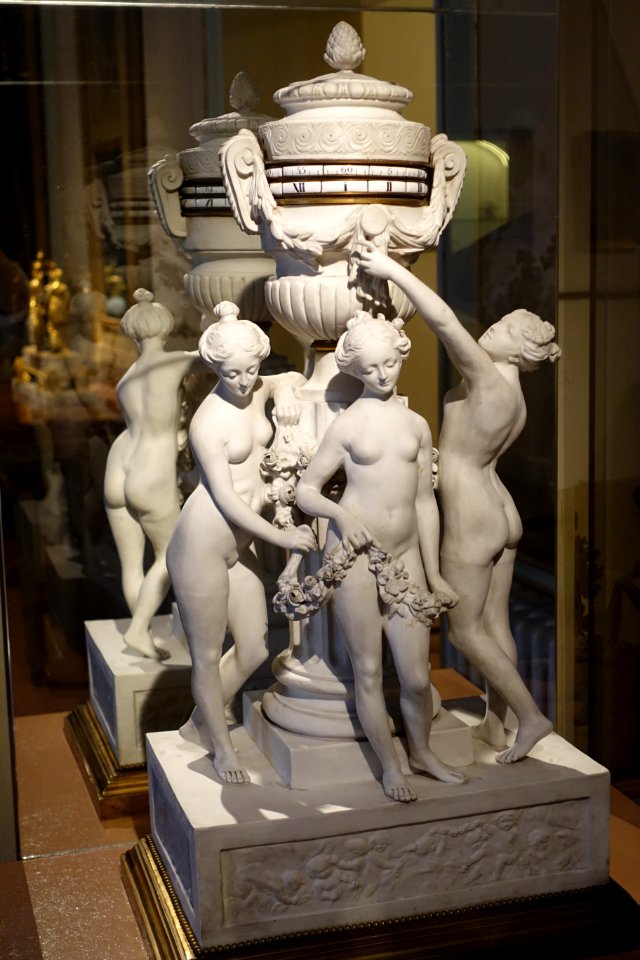 Urn clock with three graces, unidentified, view 1 - Museo Nacional de Artes Decorativas - Madrid, Spain - DSC08339