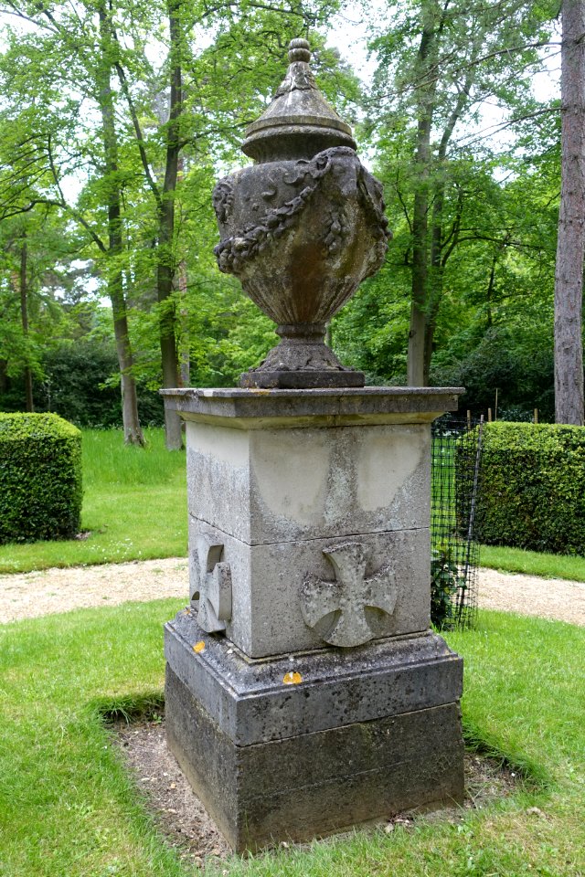 Urn- Buscot Park Gardens - Oxfordshire, England - DSC00288