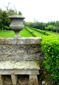 Urn and bench - Castello Ruspoli - Vignanello, Italy - DSC02788