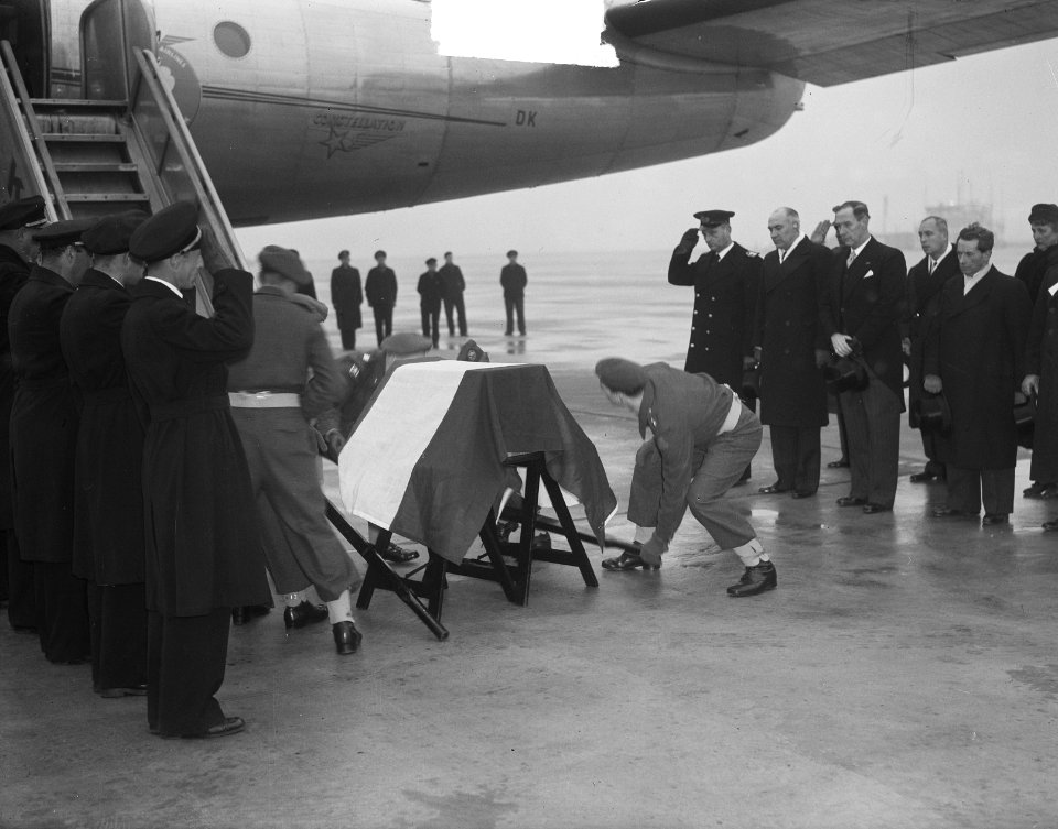 Urn met as uit Indonesie op Schiphol, Bestanddeelnr 903-7659
