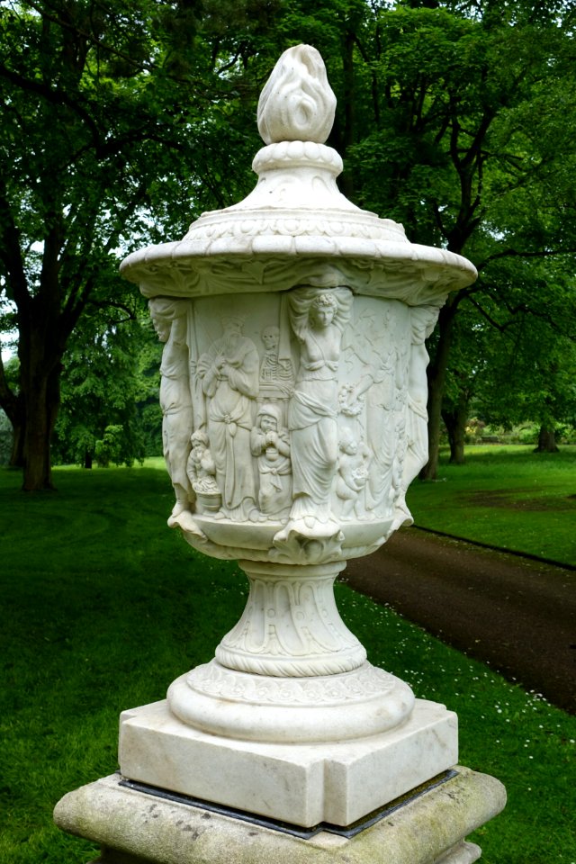 Urn - Waddesdon Manor - Buckinghamshire, England - DSC07574