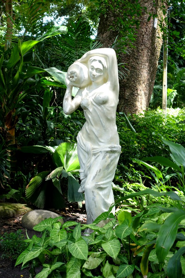 Urn maiden - Saigon Zoo and Botanical Gardens - Ho Chi Minh City, Vietnam - DSC01222