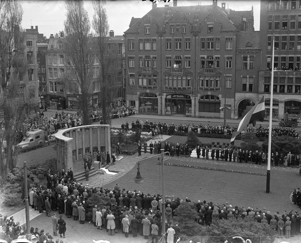 Urnbijzetting in het (tijdelijke) Nationaal Monument op de Dam, overzicht met vl, Bestanddeelnr 903-9341