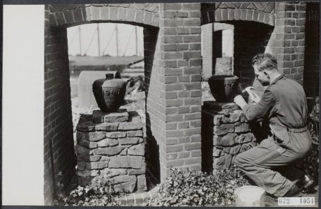 Urnen uit het tijdelijke nationaal monument worden voorzichtig losgehakt om tijd, Bestanddeelnr 072-1051