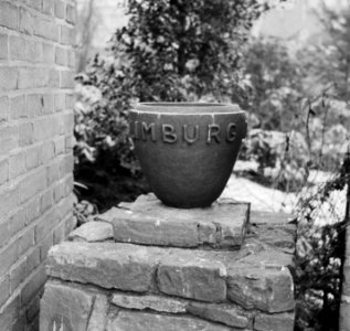 Urn zonder deksel in het Nationaal Monument op de Dam te Amsterdam, Bestanddeelnr 904-3736