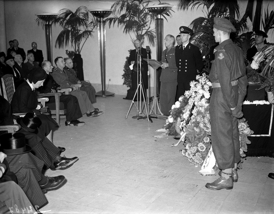 Urnen met as aula Oosterbegraafplaats. Prinses Juliana in de aula, Bestanddeelnr 902-4487