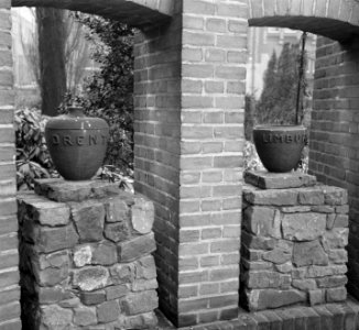Urn zonder deksel in het Nationaal Monument op de Dam te Amsterdam, Bestanddeelnr 904-3735