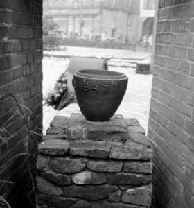 Urn zonder deksel in het Nationaal Monument op de Dam te Amsterdam, Bestanddeelnr 904-3737