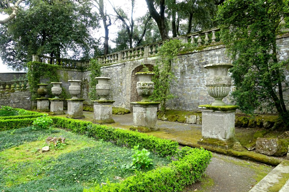 Urns - Villa Lante, Bagnaia, Italy - DSC02006
