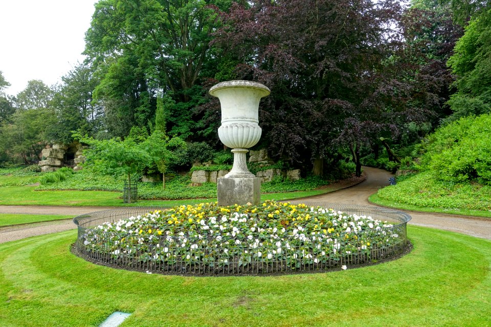 Urn - Waddesdon Manor - Buckinghamshire, England - DSC07482