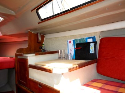 US Yachts US 22 Vesper interior 3730