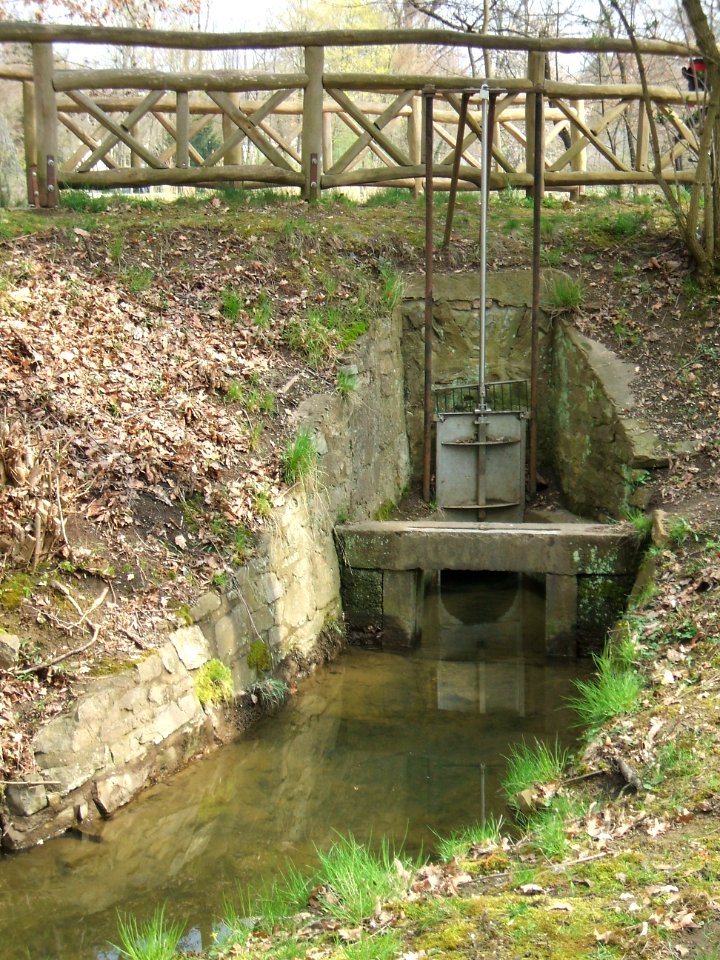 Usa Kanal vor Teich Schieber
