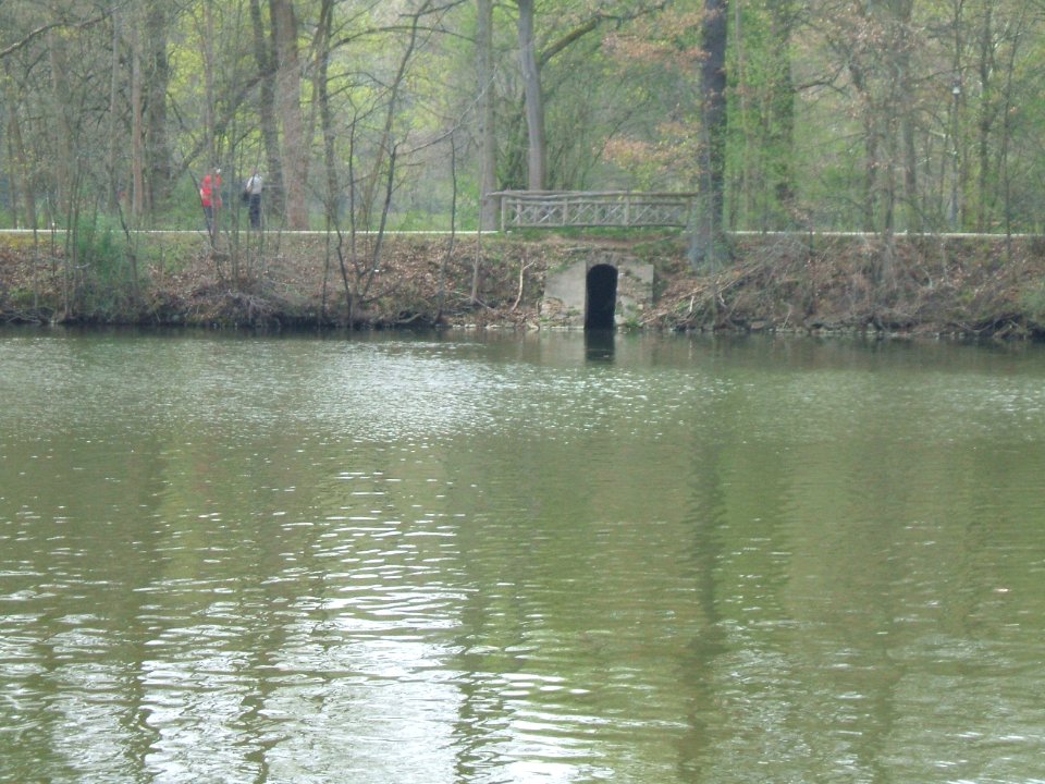 Usa Einlass Kanal in Teich